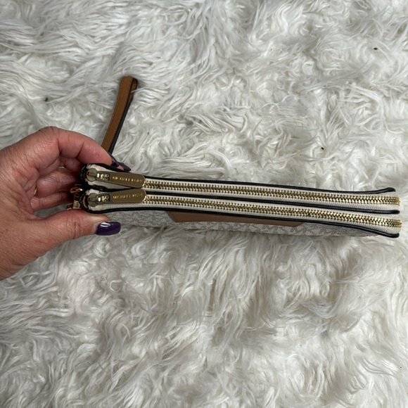 MICHAEL KORS BEDFORD DOUBLE ZIP POCKET MEDIUM WRISTLET - Picture 9 of 10